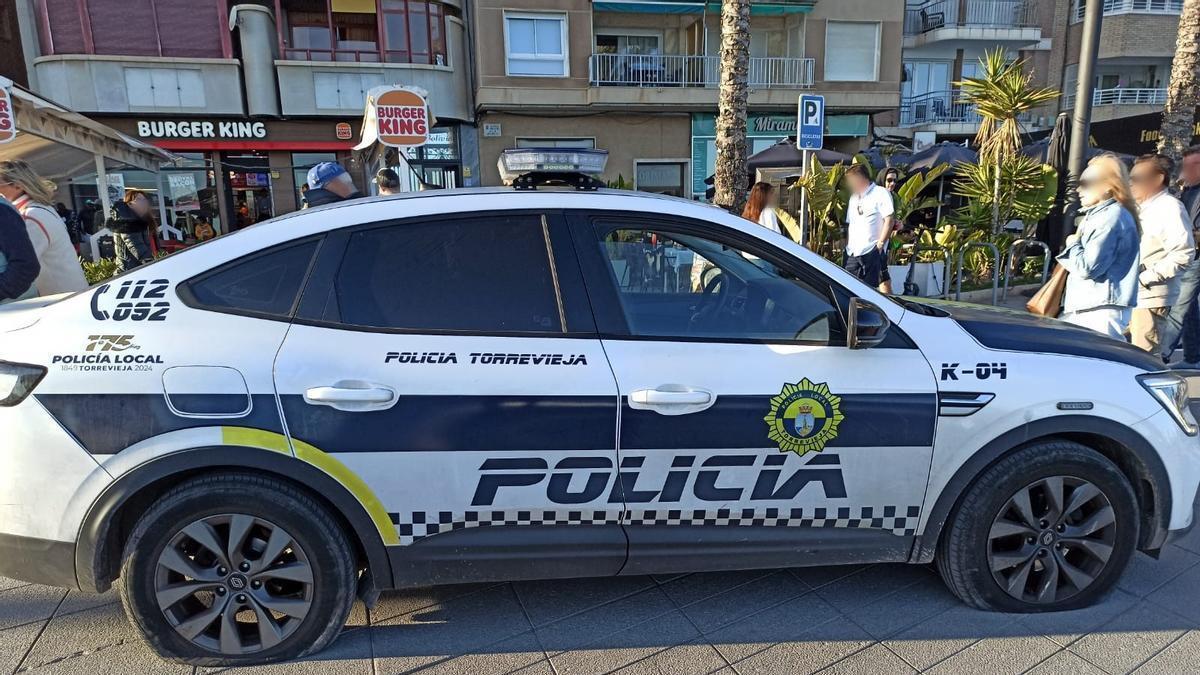 Imagen del coche patrulla con las ruedas rajadas/vídeo del dispositivo policial permanente en los paseos