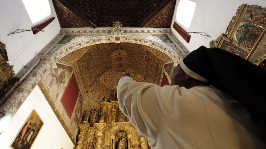Una de las religiosas del convento señala las fracturas que presenta el arco toral de la iglesia. / Reportaje: José Luis Montero