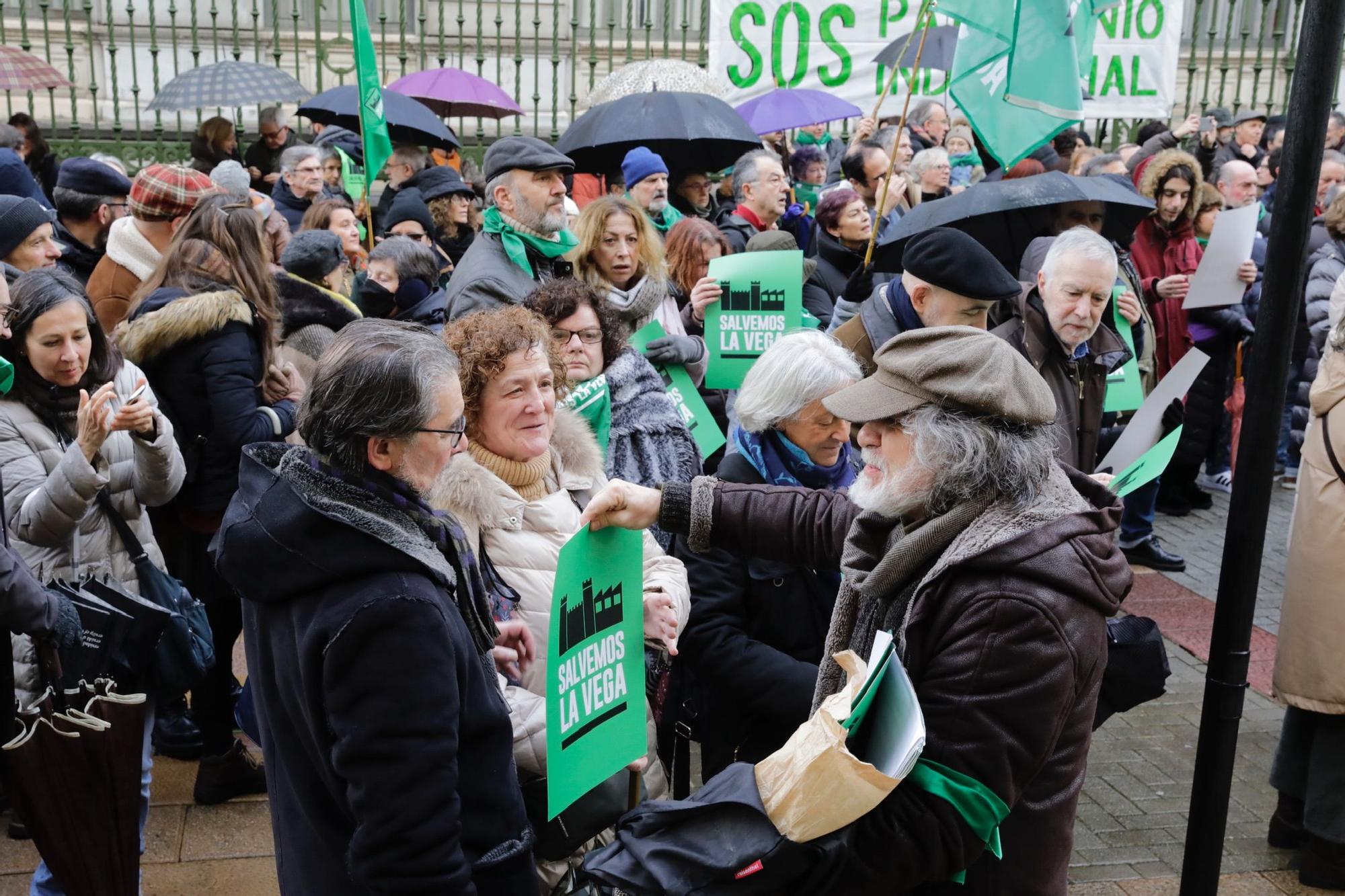 "La Vega no se vende, La Vega se defiende": así fue la concentración de Salvemos La Vega en Oviedo