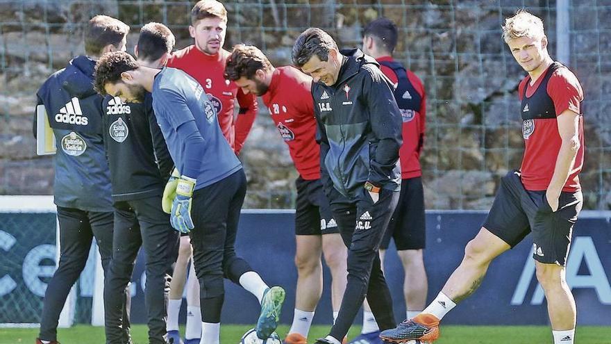 Wass (izquierda), junto a Unzué, Sergi, Fontás y Sergio Álvarez, ayer, al iniciar el entrenamiento en A Madroa. // Marta G.Brea