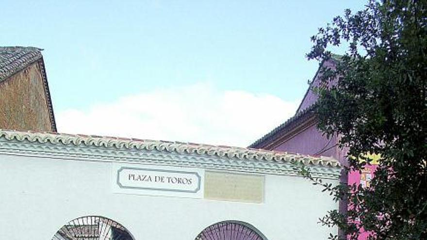 Responsables socialistas en las inmediaciones de la plaza de toros.