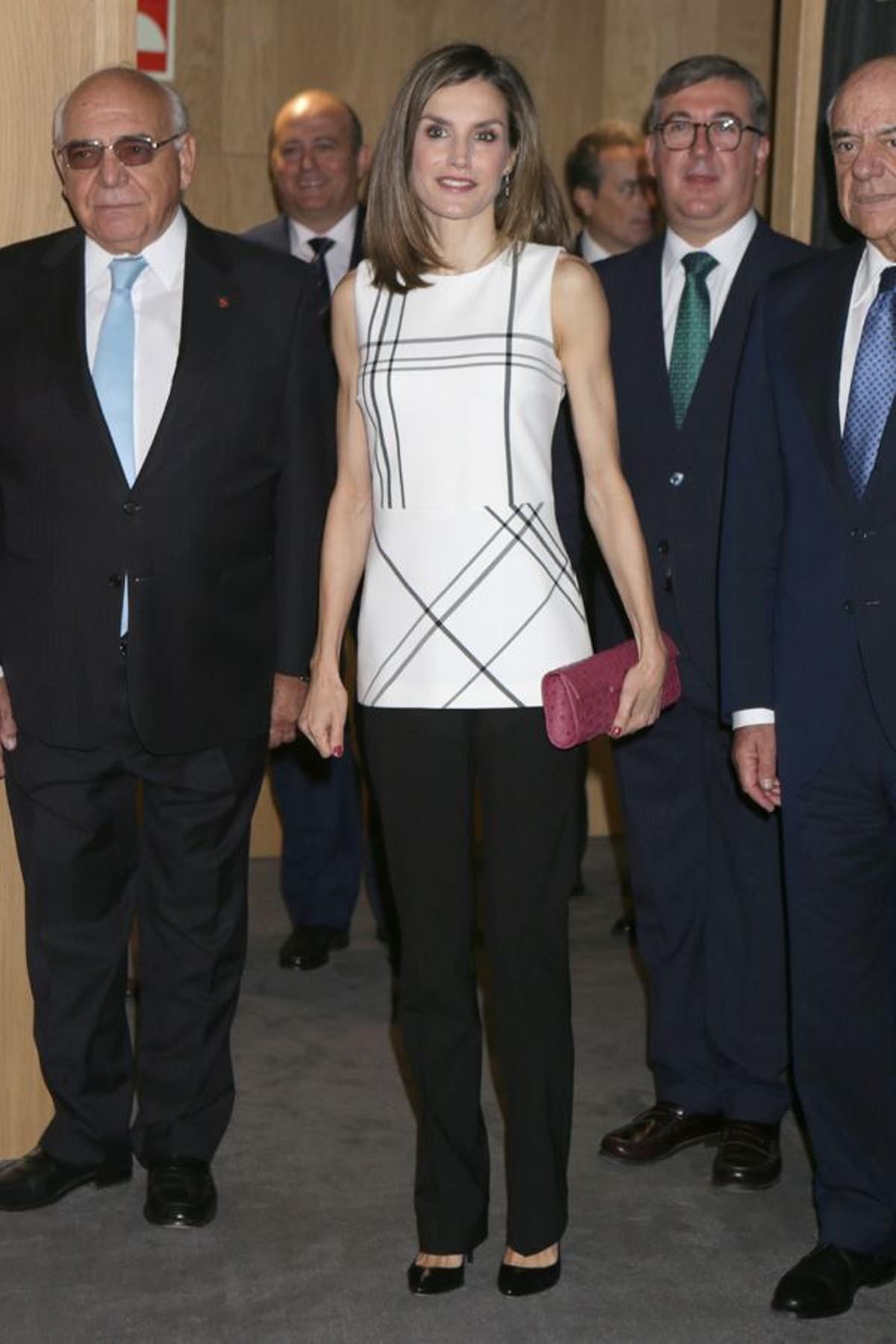 Letizia Ortiz con top sin mangas de Hugo Boss y pantalones negros