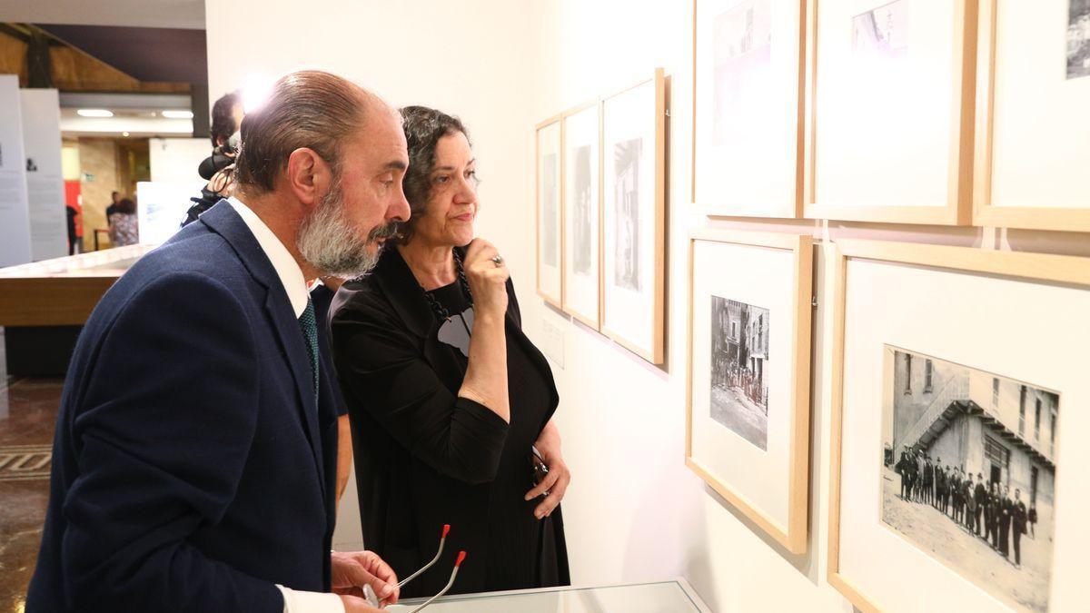 Lambán observa algunas de las fotografías de la exposición.