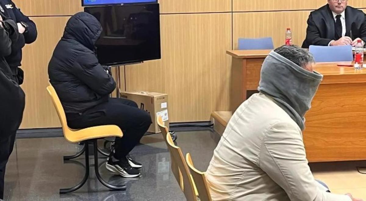 Los dos acusados de matar a la maestra de Rafelcofer, en el banquillo al final del juicio. / A. Pérez