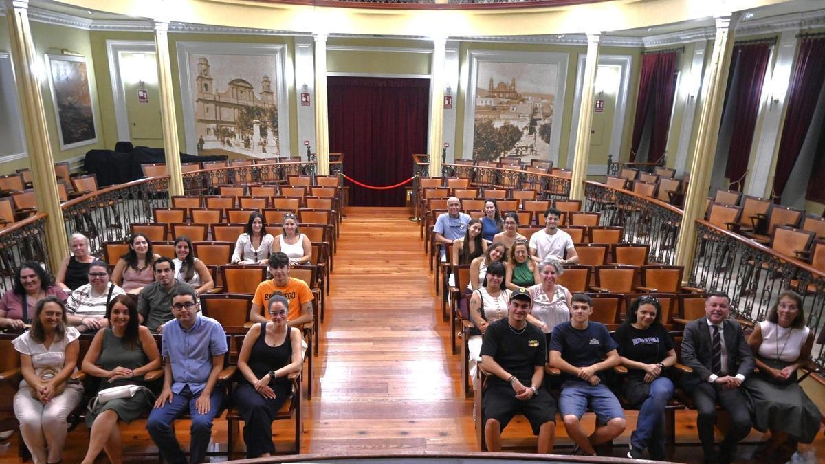 El Teatro Consistorial con el alumnado que recibio las becas de Educacion junto a Teodoro Sosa y Rita Cabrera scaled
