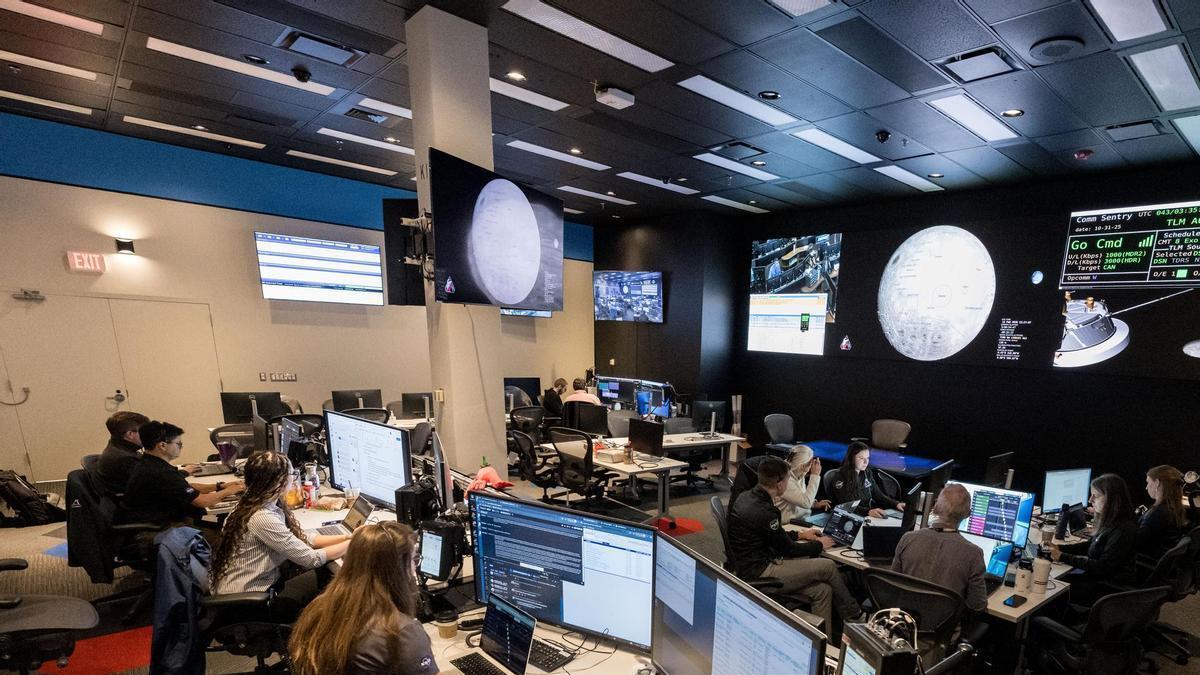El Equipo Científico Lunar de Artemis II trabaja en el Centro de Control de Misión del Centro Espacial Johnson de la NASA en Houston.