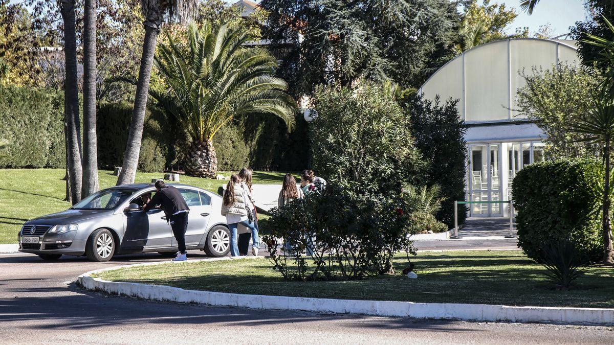 Un grupo de jóvenes, en las inmediaciones del aparcamiento de Aralia, el día que se abrió el plazo para la compra de las entradas.