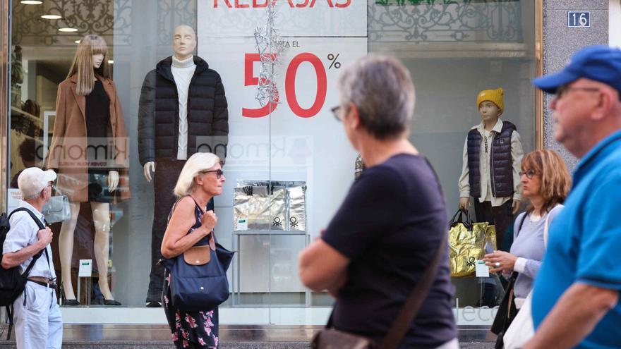 El cálido invierno y el menor gasto de las familias diluyen las ventas en las rebajas