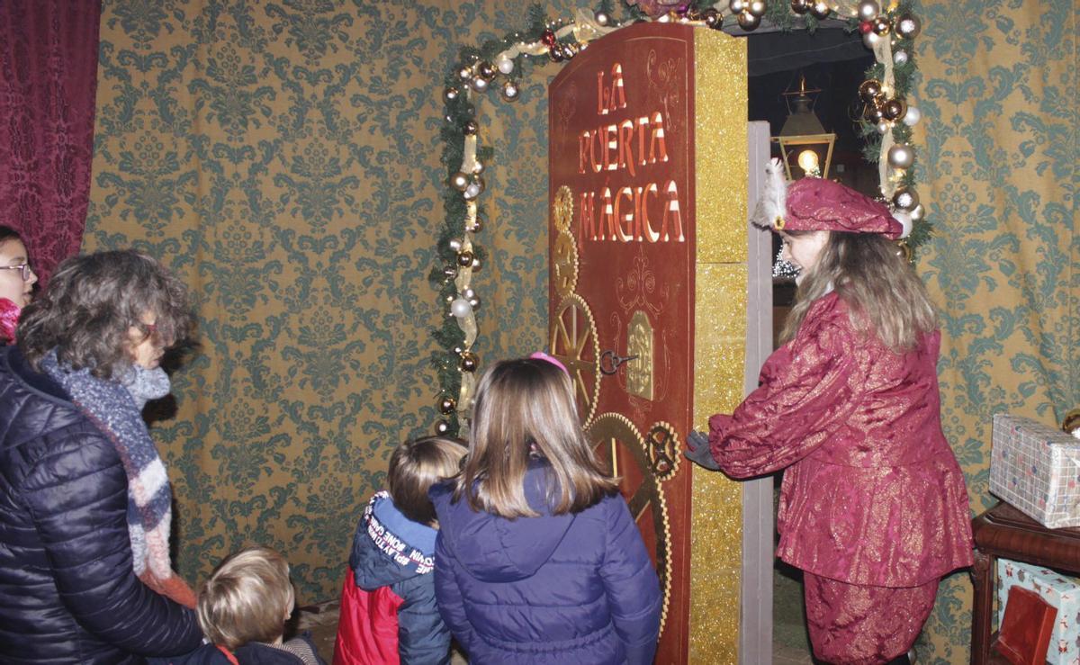 Apertura de la puerta mágica que da acceso al palacio de Sus Majestades de Oriente, ayer, en Almedinilla. | R.C.C.