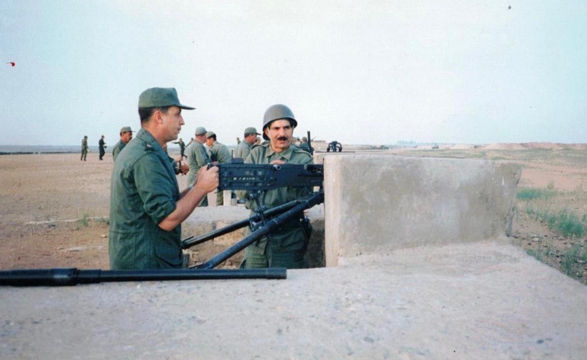 Abdel Issou empuña una ametralladora en uno de sus destinos saharianos en 1992.