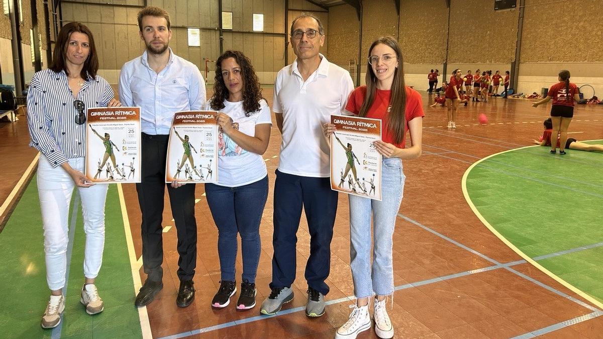 Asistentes a la presentación de la competición de gimnasia rítmica que se va a celebrar en Puente Genil.
