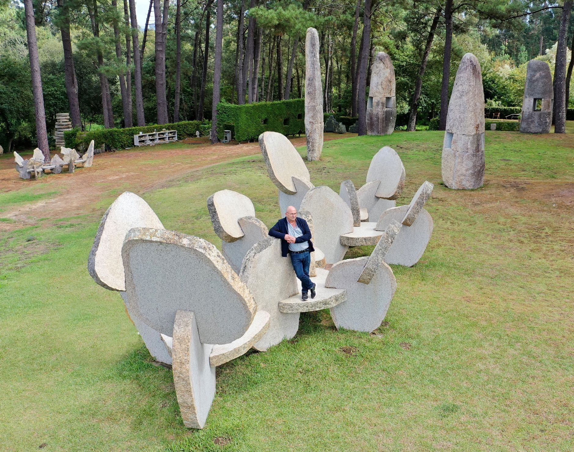 Manolo Paz, el escultor que penetra en la piedra