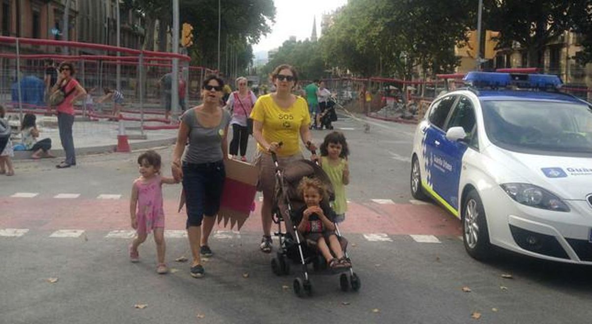 Ada Colau, al passeig Sant Joan, a la cua de la marxa en suport a l’escola catalana.