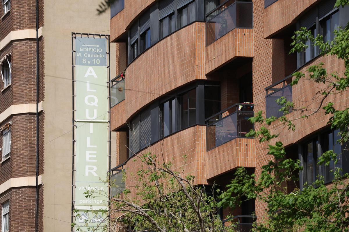 Anuncio de un edificio de viviendas de alquiler en València.
