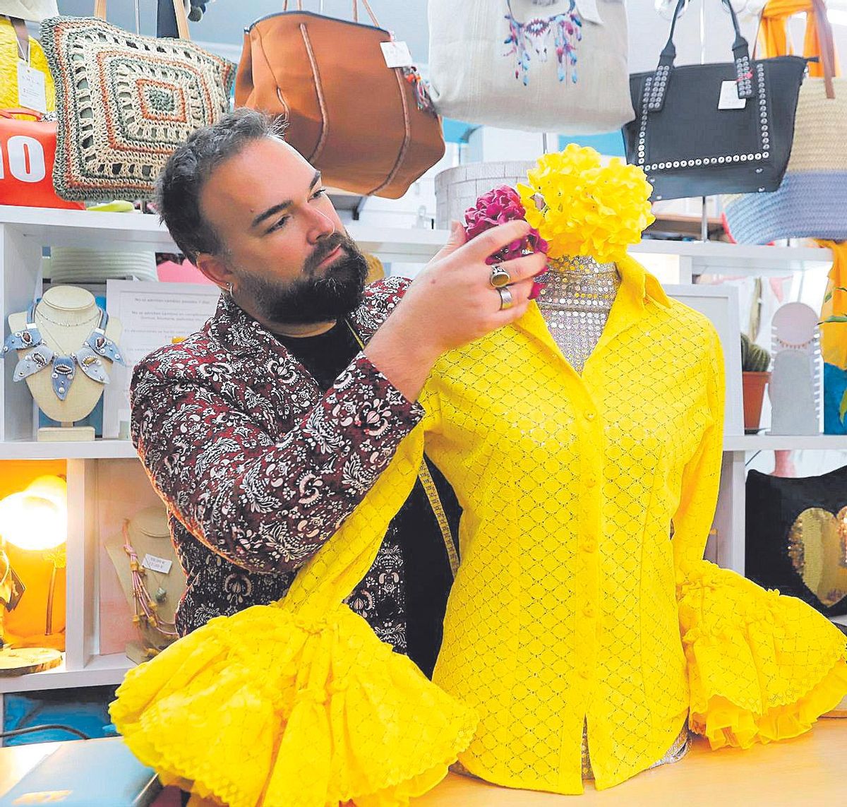 Camisa flamenca, en amarillo, diseñada por la firma cordobesa Sergy & Tapiju.