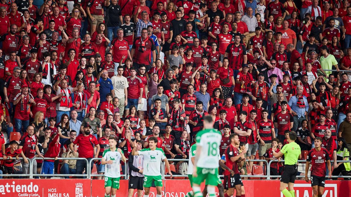 La grada de Anduva celebra uno de los goles del Mirandés al Racing de Santander.