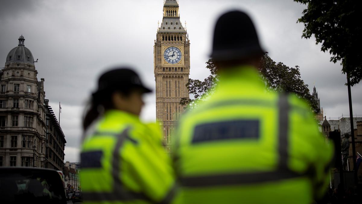 London (United Kingdom), 06/06/2022.- Police officers patrol in Westminster with the Elizabeth Tower in the background in London, Britain, 06 June 2022. British Prime Minister Boris Johnson faces a vote of no confidence following the publication of the official civil service investigation into Downing Street parties during the COVID-19 lockdown, dubbed Sue Gray report. (Reino Unido, Londres) EFE/EPA/TOLGA AKMEN