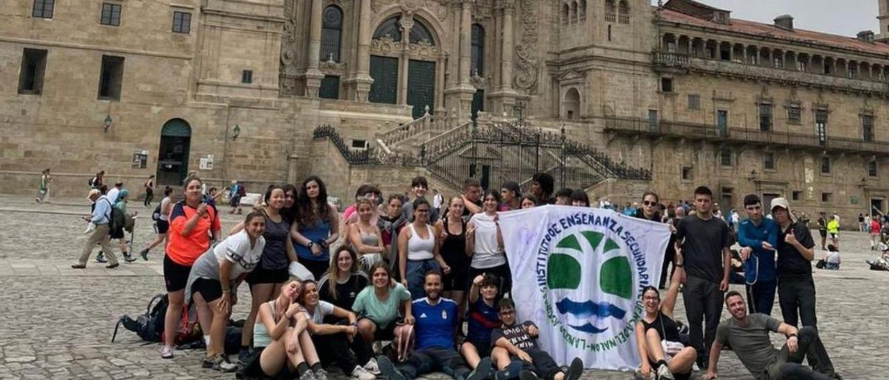 Alumnos y profesores en la Plaza del Obradoiro ante la catedral de Santiago de Compostela. | LNE