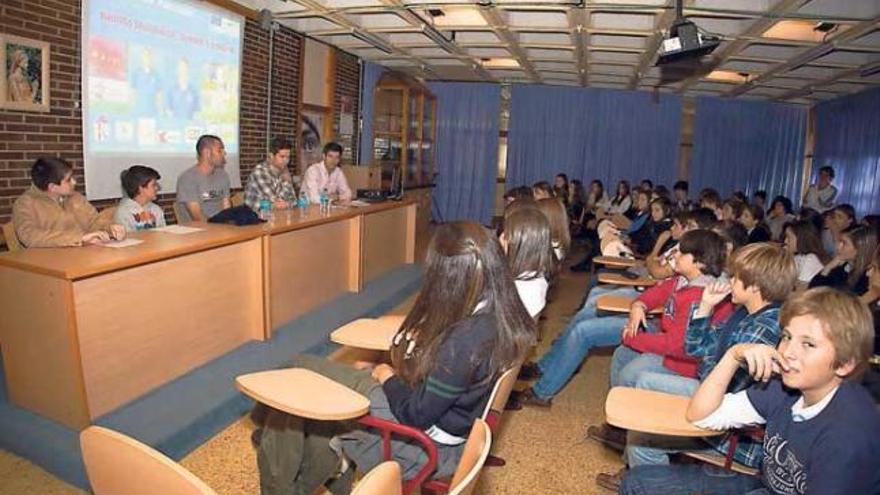 Xavi Moré y Cervero, con los alumnos del Colegio San Ignacio