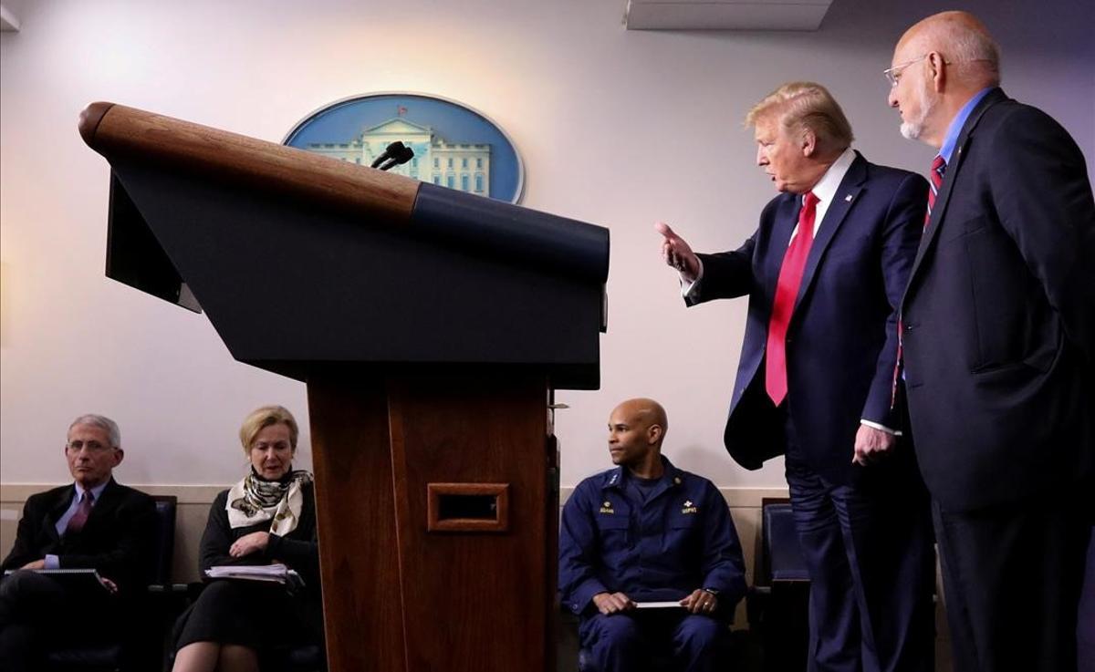 Trump da instrucciones a los miembros del grupo de trabajo sobre coronavirus, incluido el doctor Anthony Fauci, entre otros, en una reunión celebrada en la Casa Blanca el 22 de abril del 2020.