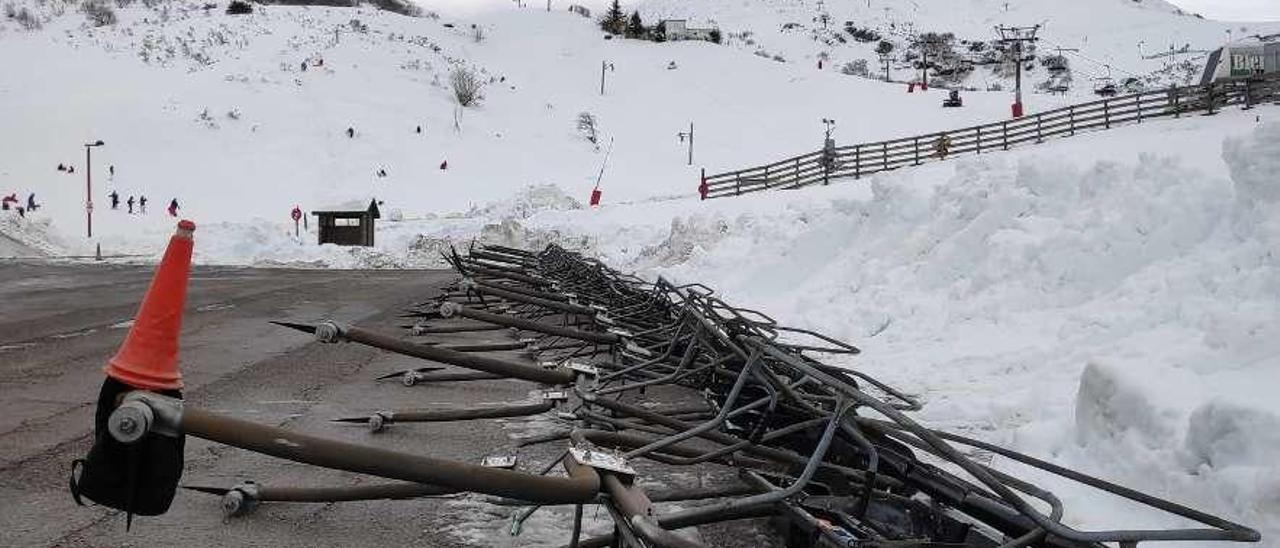 Sillas del remonte del Brañillín colocadas en el suelo para hacer la revisión, el pasado domingo.