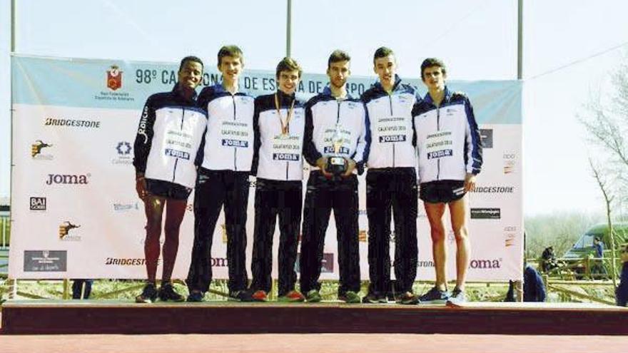 Los atletas gallegos del equipo júnior que se proclamó campeón de España en Calatayud.