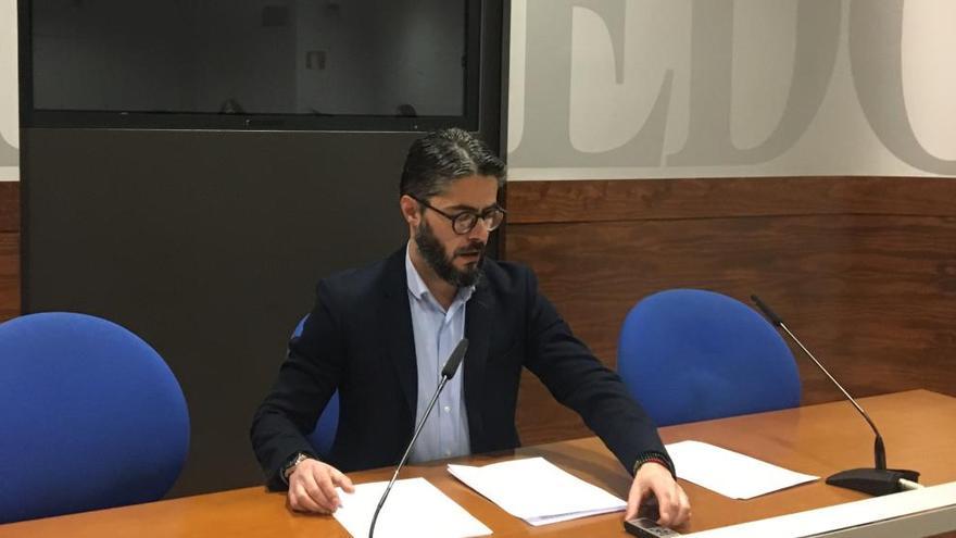 Gerardo Antuña, esta mañana, durante la rueda de prensa en la que denunció los contratos irregulares.