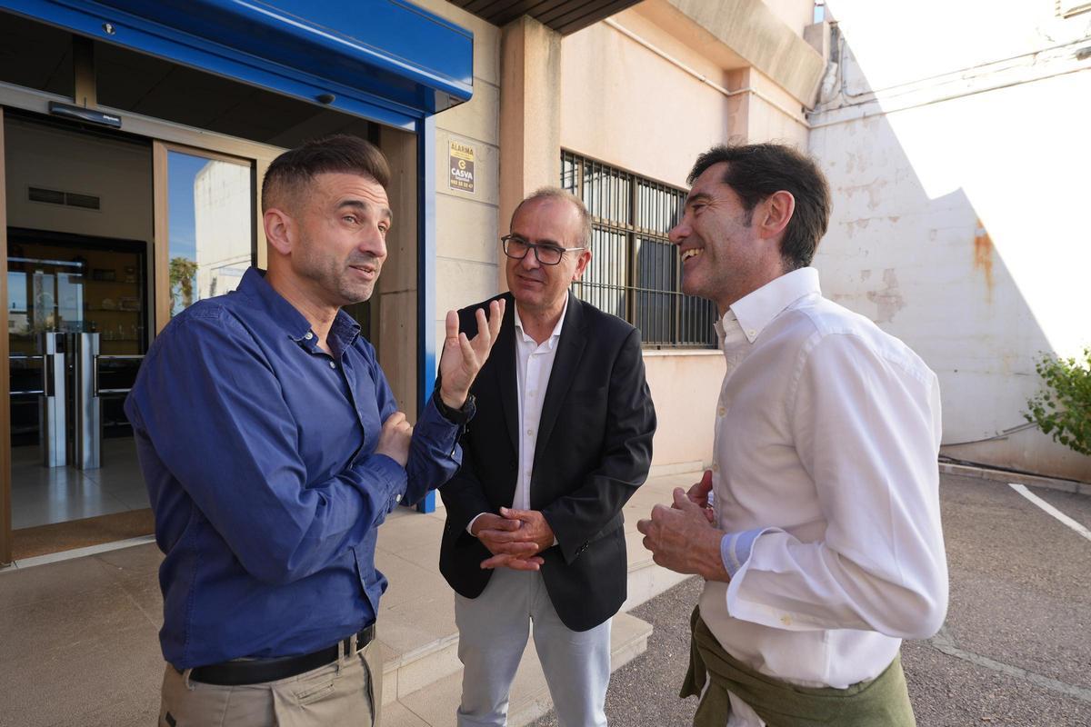 Marcelino, en la entrada, junto a Ismael Mateu, redactor, y Ángel Báez, director de Mediterráneo.