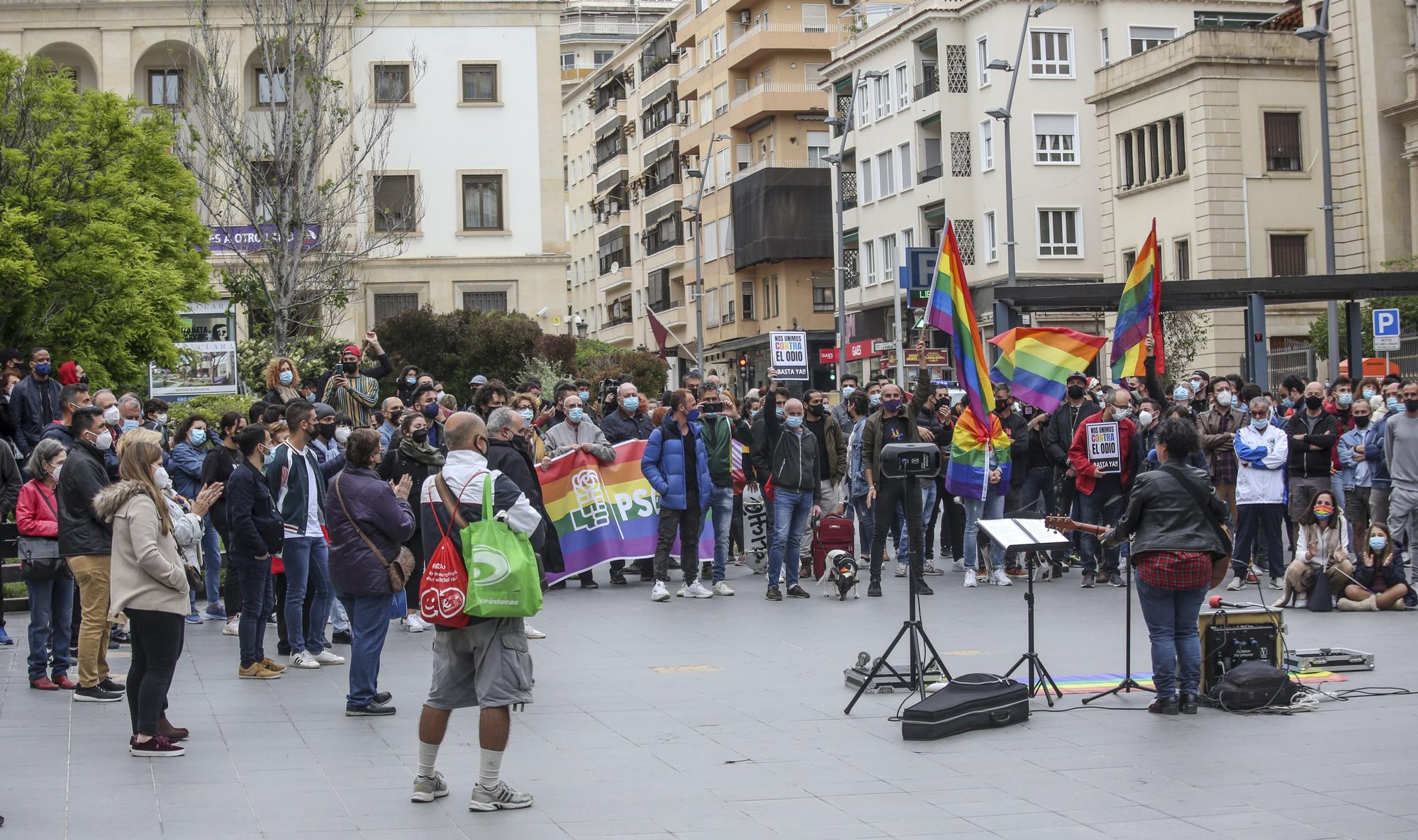 Concentración en contra de la agresión homófoba en el monte Tossal de Alicante