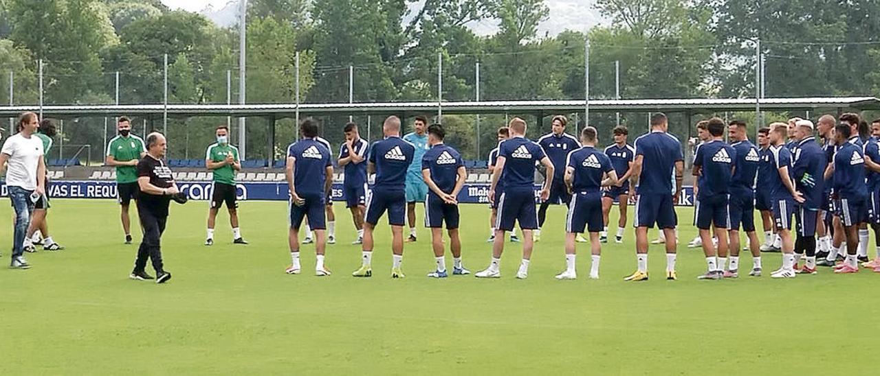 Charla de Federico y Arnau en El requexón. Federico González, asesor de Carso, y Francesc Arnau, director deportivo, tuvieron una charla con la plantilla del Oviedo ayer en El Requexón, antes del último entrenamiento de la semana previo al partido de hoy ante el Elche