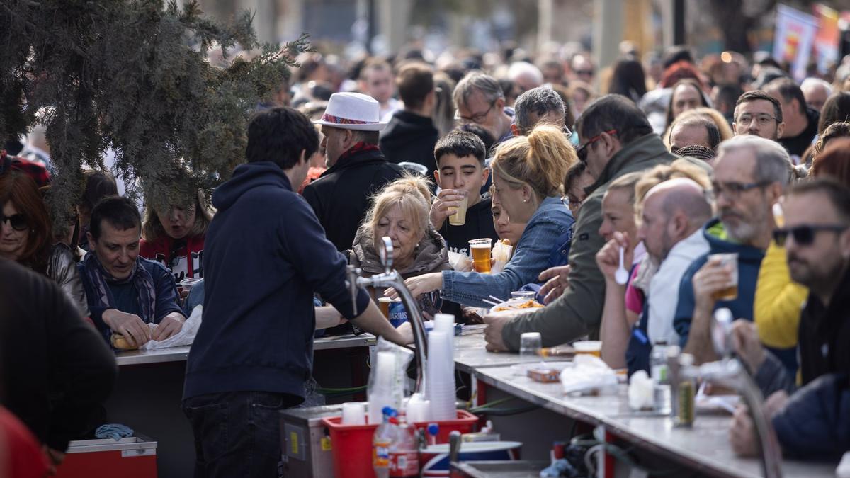 Los zaragozanos no fallan a su cita en el Tío Jorge por la Cincomarzada