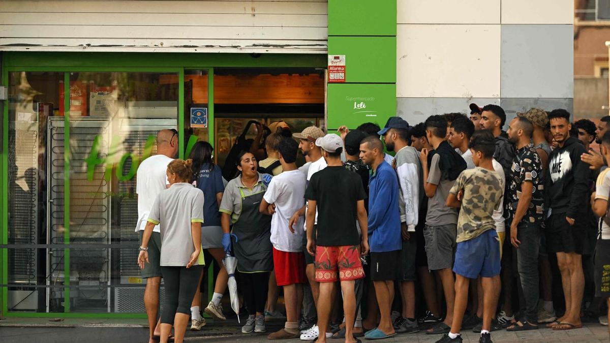 Ceuta recupera la normalidad: los comercios abren y el Gobierno coloca una barrera de 500 metros en el mar