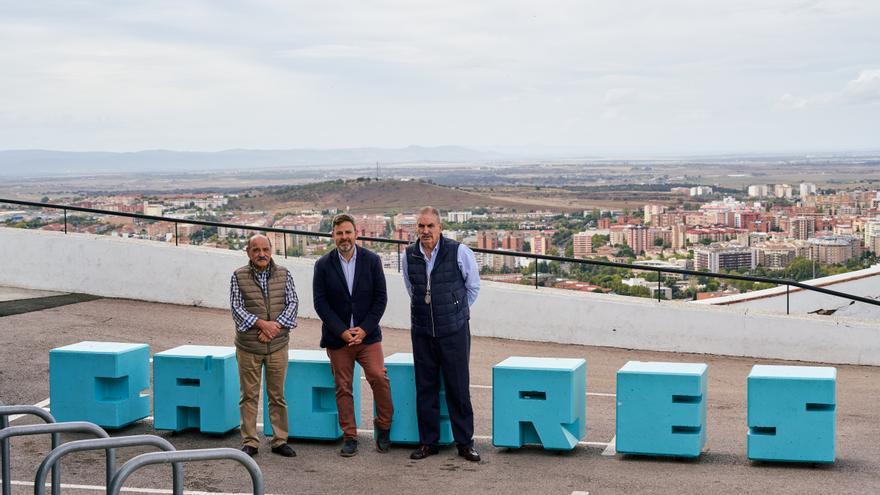 La falta de visión obligará a cambiar las letras del santuario de Cáceres después de instalarse