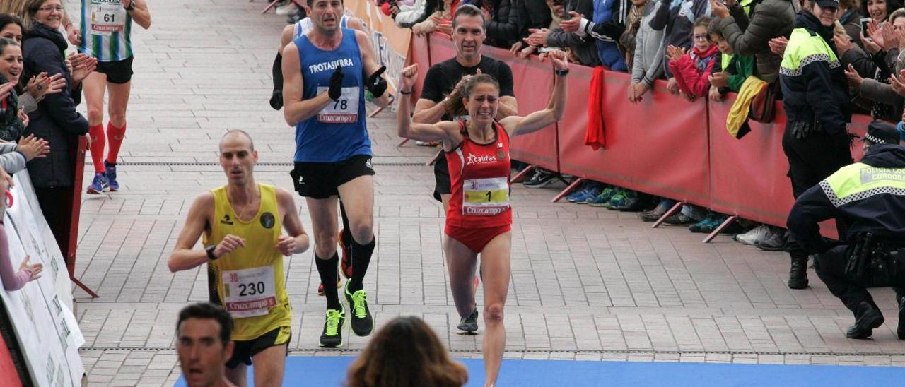 Inma Cantero celebra la victoria en la Media de Córdoba del 2014 con la meta en la Puerta del Puente.