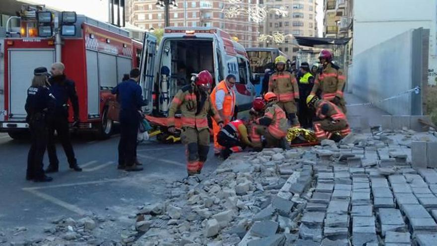 La menor herida grave al derrumbar el viento un muro en Castelló ingresa en la UCI