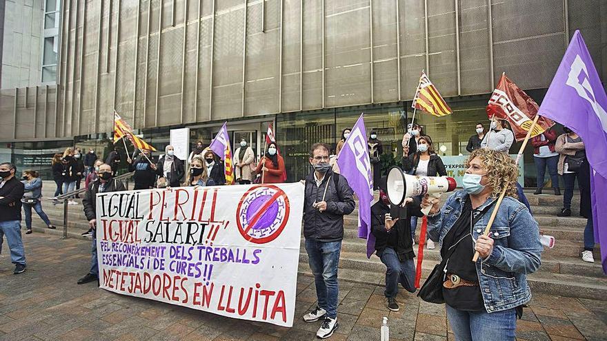 Protesta del personal de neteja davant la seu de la Generalitat.