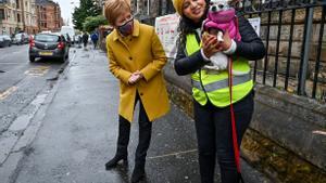 La ministra principal de Escocia, Nicola Sturgeon, y la candidata de SNP Roza Salih, hoy junto al colegio electoral de la calle Annette de Glasgow.