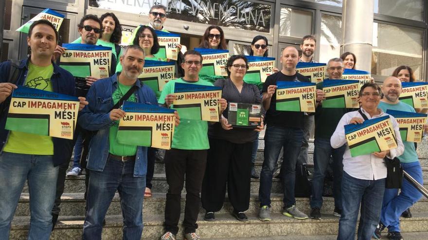 Protesta contra los impagos al profesorado esta mañana ante la Dirección Territorial de Educación de València.