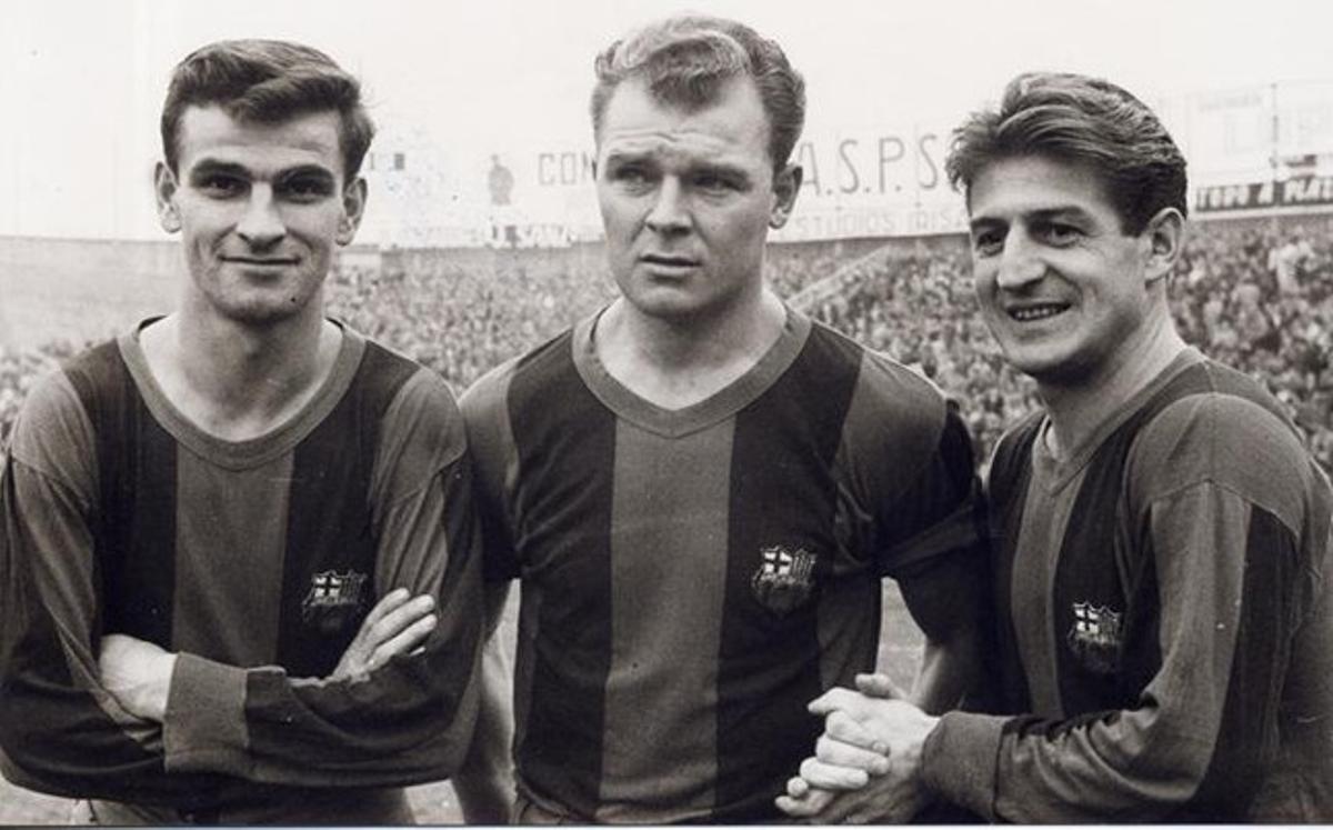 Kubala, rodeado por Kocsis y Czibor, ha sido el único jugador del FC Barcelona en anotar siete goles en la Liga