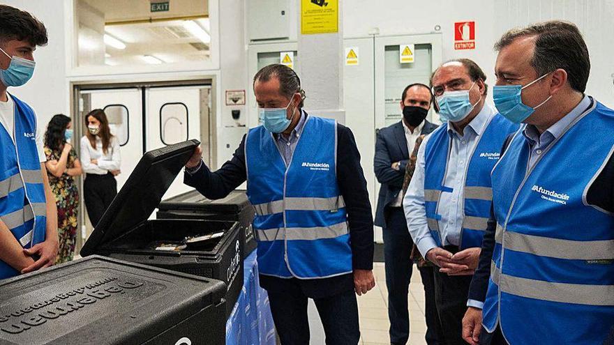 El presidente de Abanca, Juan Carlos Escotet, con voluntarios de &#039;Cubertos&#039;.