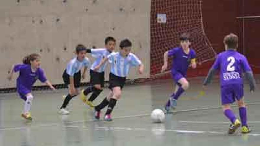 Un jugador benaventano conduce el balón.