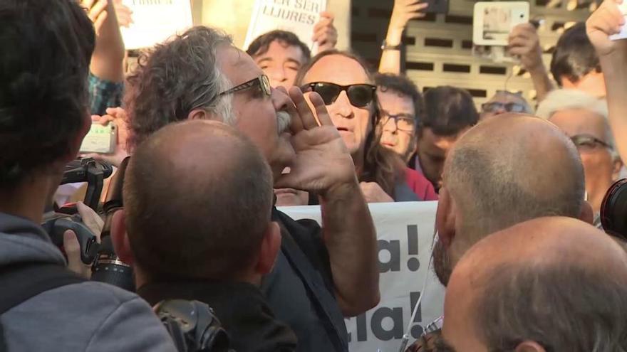Más 2.000 ante Consejería Economía cortan Barcelona