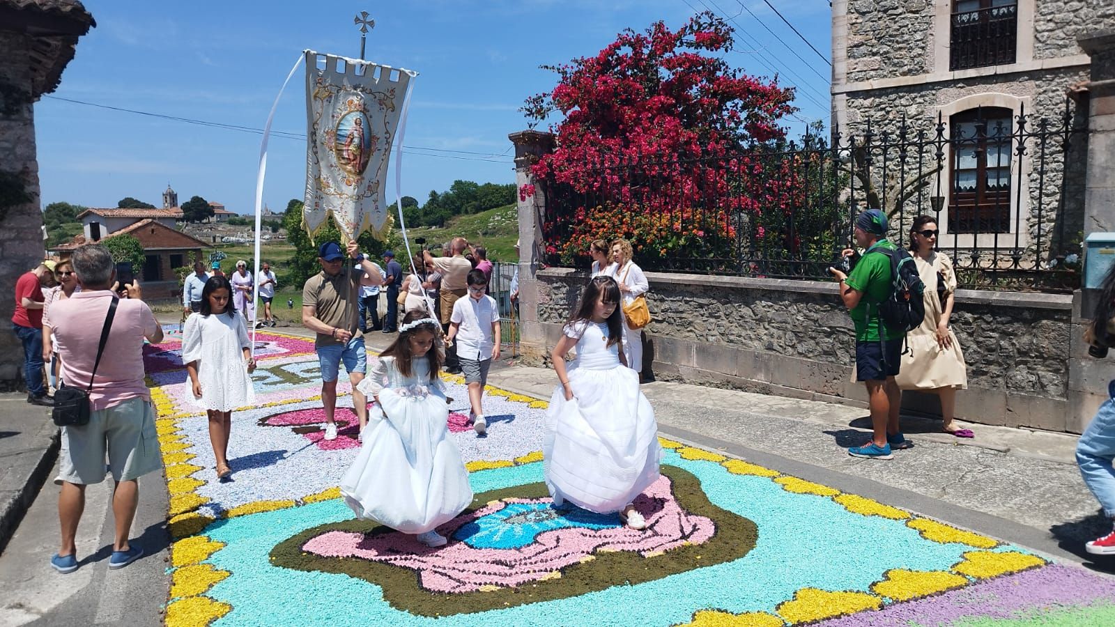 Así luce Cué durante sus fiestas de La Sacramental, en Llanes