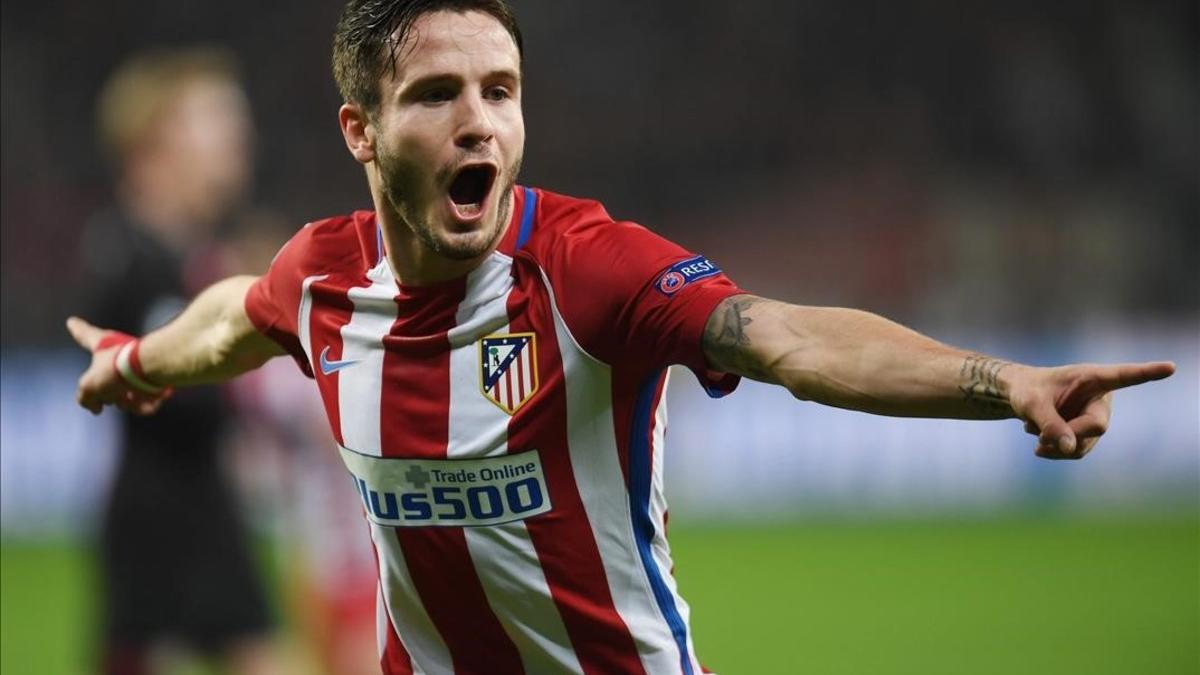 Saúl celebra su gran gol, el primero del triunfo del Atlético en el BayArena de Leverkusen