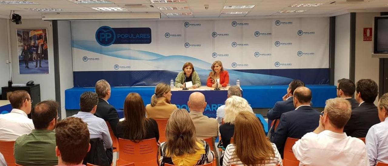 Isabel Bonig y Eva Ortiz, en la reunión ayer de la comisión ejecutiva del PPCV.