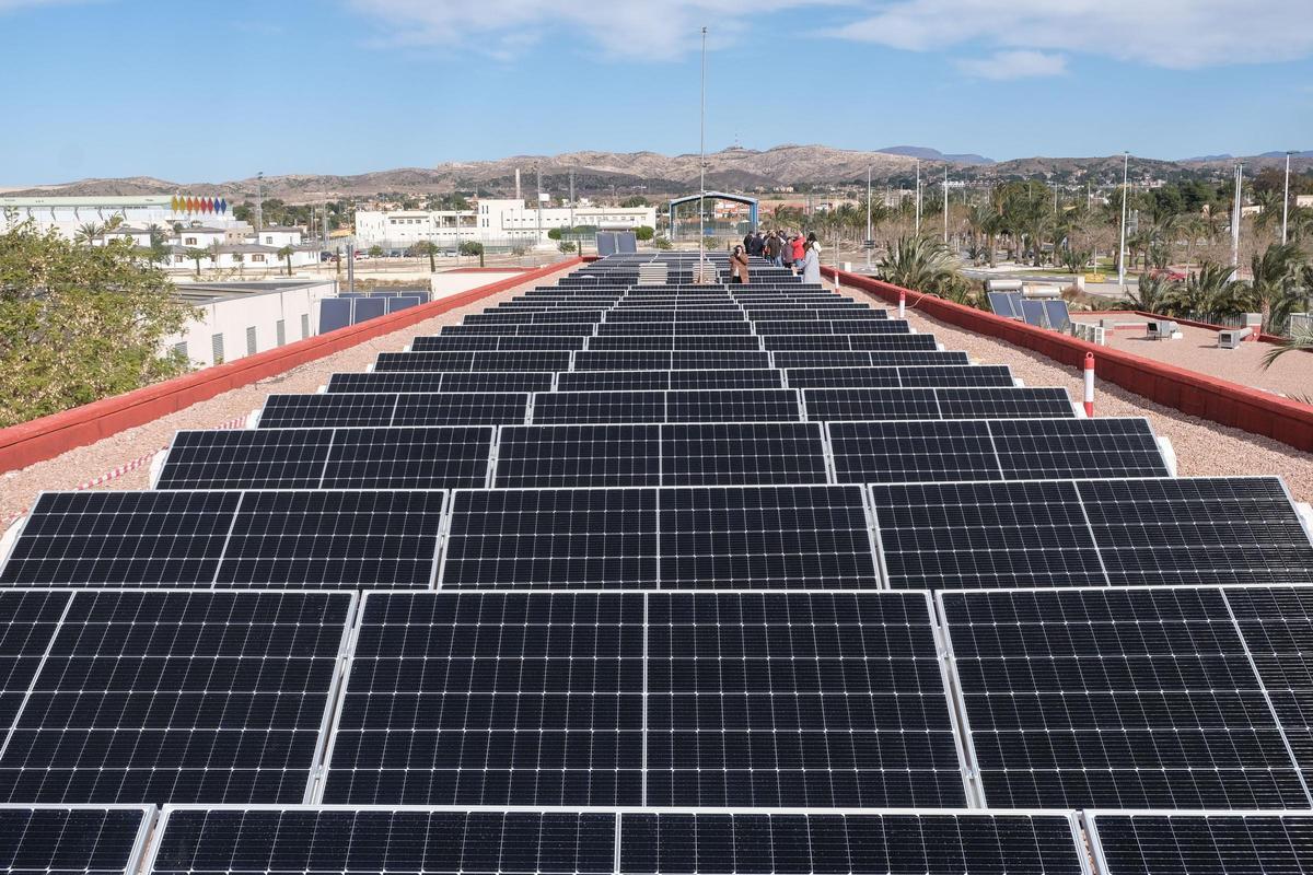 Placas solares instaladas en un tejado de Elche