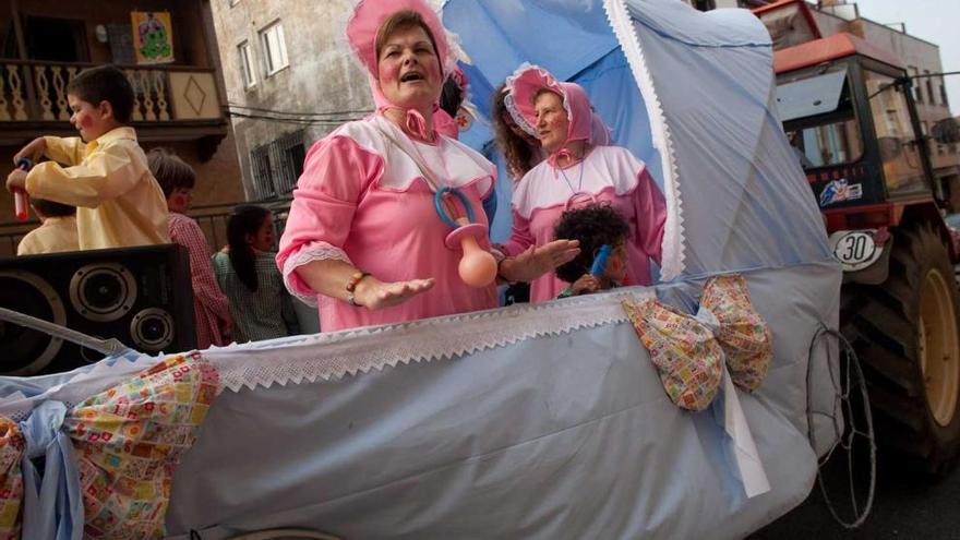 Participantes en el desfile de carrozas del año pasado.