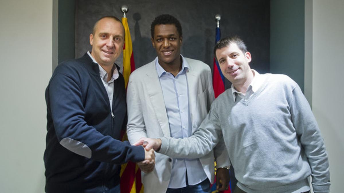 Wael Jallouz junto a David Barrufet y Xavi O'Callaghan, durante el acto de renovación