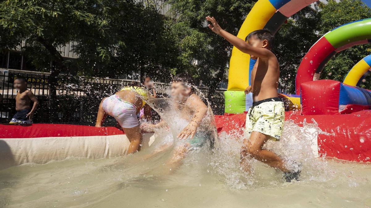 Juegos de agua en un casal de Sant Adrià de Besòs, el verano pasado.  | FERRAN NADEU