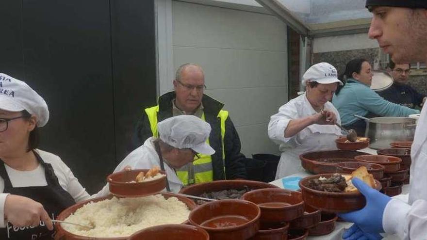 Reparto de raciones de lamprea a la bordelesa en la fiesta de Pontecesures, que este año se traslada a los restaurantes. // Noé Parga